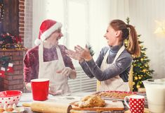 https://dttx.qbu.edu.vn/wp-content/uploads/sites/50/2023/05/happy-family-married-couple-baking-christmas-cookies-laughing-happy-married-couple-baking-christmas-cookies-104626001.jpg